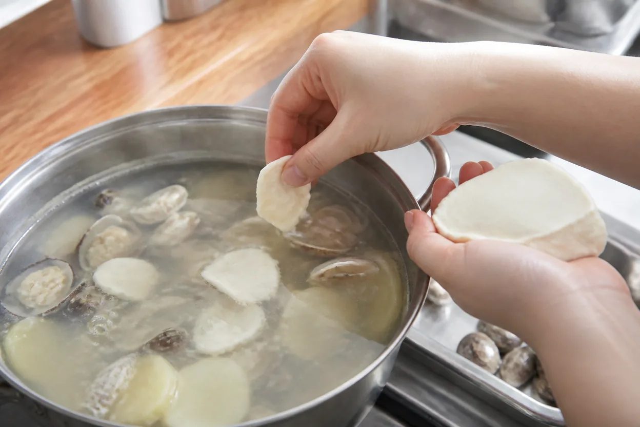 수제비 조리 3단계: 반죽 뜯어 넣기
